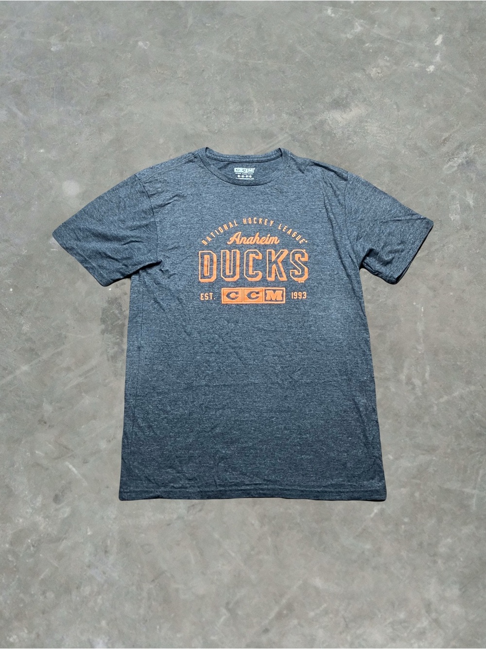 ☀️ CCM Anaheim Ducks NHL Hockey Graphic Tee Mens Size S Gray/Orange
